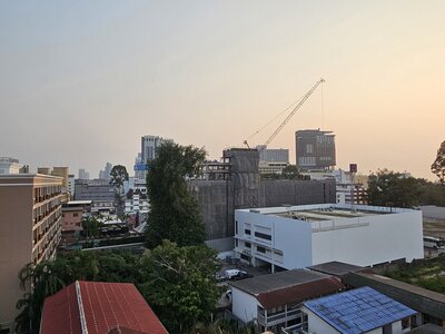 Blick vom Pool April Suites auf die Baustelle June Suites März 2025.jpg