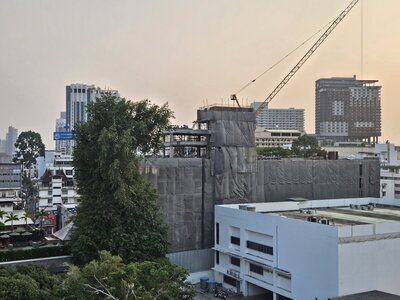 Blick von den April Suites auf die Baustelle June Suites März 2025.jpg