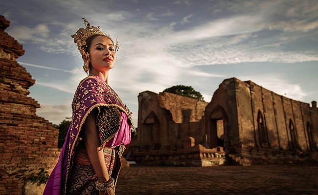 www.thethailandlife.com